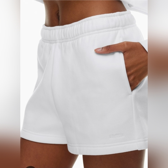 Aritzia Pants - NEW WITH TAGS Aritzia Cozy Fleece Boyfriend Lo-Rise Mini Short Size XL